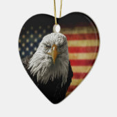 Amerikaanse Bald Eagle over de vlag van Grunge Keramisch Ornament (Links)