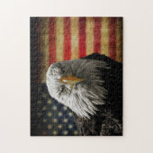 Amerikaanse Bald Eagle over de vlag van Grunge Legpuzzel (Verticaal)