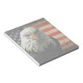 Amerikaanse Bald Eagle over de vlag van Grunge Notitieblok (Schuin)