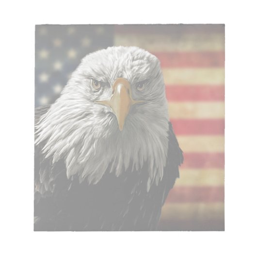 Amerikaanse Bald Eagle over de vlag van Grunge Notitieblok (Voorkant)