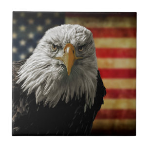 Amerikaanse Bald Eagle over de vlag van Grunge Tegeltje