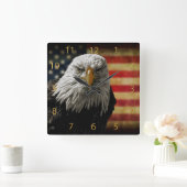 Amerikaanse Bald Eagle over de vlag van Grunge Vierkante Klok (Huis)
