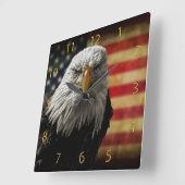 Amerikaanse Bald Eagle over de vlag van Grunge Vierkante Klok (Hoek)