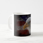 Amerikaanse Bald Eagle over vlag Koffiemok (Voorkant links)