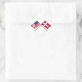 Amerikaanse en Deense gestevigde vlaggen Ronde Sticker (Tas)