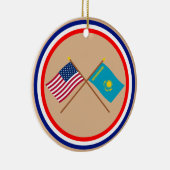 Amerikaanse en Kazachse gekruiste vlaggen Keramisch Ornament (Rechts)