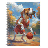 Amerikaanse Engelse Foxhound-hond speelt basketbal Notitieboek (Voorkant)