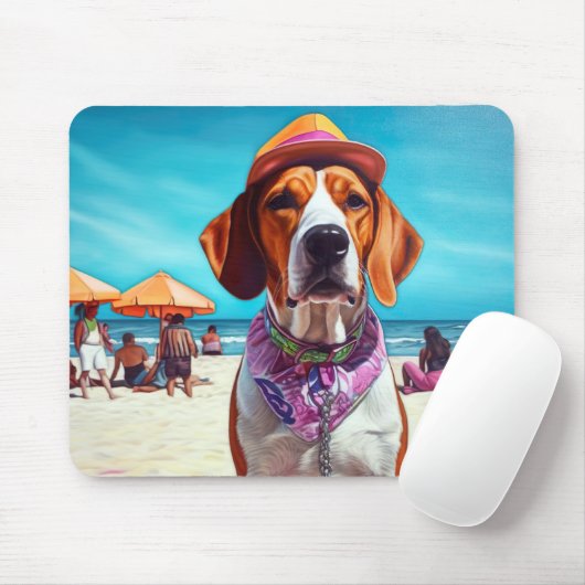 Amerikaanse Engelse vosshond op het strand, zomer Muismat (Met muis)