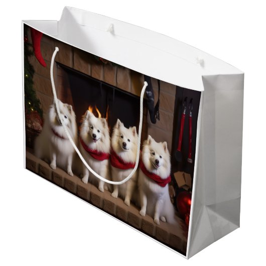 Amerikaanse Eskimo bij de open haard Kerstmis Groot Cadeauzakje (Achterkant Gekanteld)