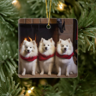 Amerikaanse Eskimo bij de open haard Kerstmis Keramisch Ornament