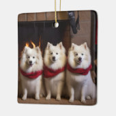 Amerikaanse Eskimo bij de open haard Kerstmis Keramisch Ornament (Links)