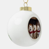 Amerikaanse Eskimo bij de open haard Kerstmis Keramische Bal Ornament (Links)