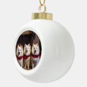 Amerikaanse Eskimo bij de open haard Kerstmis Keramische Bal Ornament (Rechts)