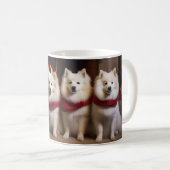 Amerikaanse Eskimo bij de open haard Kerstmis Koffiemok (Voorkant rechts)