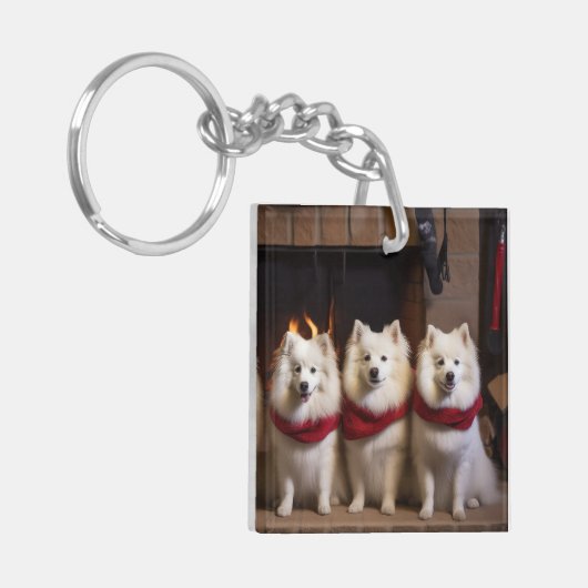 Amerikaanse Eskimo bij de open haard Kerstmis Sleutelhanger (Voorkant Links)