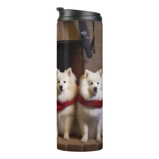 Amerikaanse Eskimo bij de open haard Kerstmis Thermosbeker (Geroteerd rechts)