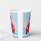 Amerikaanse eskimo-hond in auto's met kerstbedekki papieren bekers (Links)