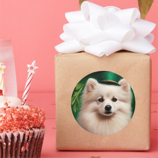 Amerikaanse Eskimo-hond in St. Patrick's Day Dress Ronde Sticker (Feest)