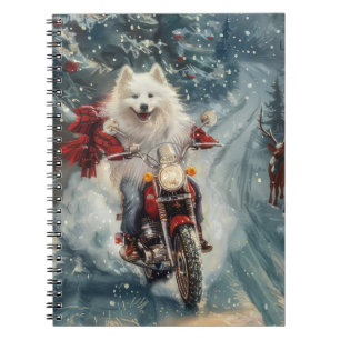 Amerikaanse Eskimo-hond rijdt op motorfiets met Ke Notitieboek