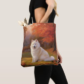 Amerikaanse Eskimo in herfstbladeren Herfst geïnsp Tote Bag (Dichtbij)