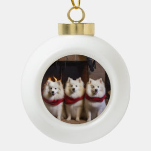 Amerikaanse Eskimohond bij de Open Haard Kerstmis Keramische Bal Ornament