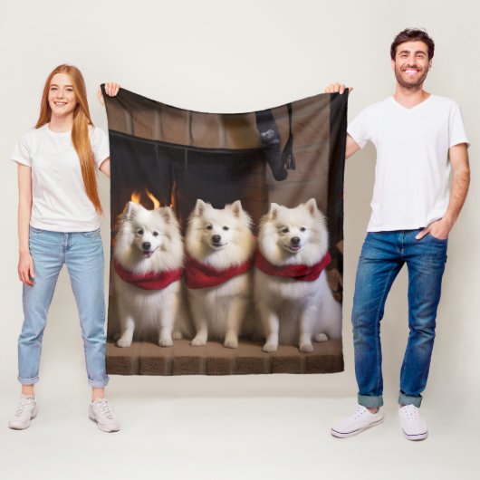 Amerikaanse Eskimohond bij de Openhaard Kerstmis Fleece Deken (In situ)