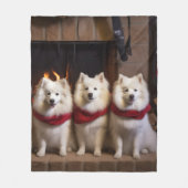 Amerikaanse Eskimohond bij de Openhaard Kerstmis Fleece Deken (Voorkant)