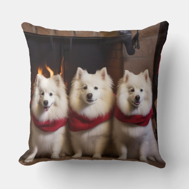 Amerikaanse Eskimohond bij de Openhaard Kerstmis Kussen (Voorkant)