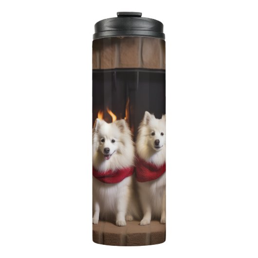 Amerikaanse Eskimohond bij de Openhaard Kerstmis Thermosbeker (Voorkant)