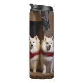 Amerikaanse Eskimohond bij de Openhaard Kerstmis Thermosbeker (Geroteerd rechts)