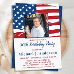 Amerikaanse Flag Custom Photo 50th Birthday Party Kaart<br><div class="desc">Uitnodigingen van Amerikaanse vlaggen-Birthday-partij. Nodig vrienden en familie uit voor de viering van je patriottische verjaardag met deze moderne Amerikaanse vlaggenuitnodigingen. Pas deze Amerikaanse vlaguitnodiging met uw gebeurtenis, foto, naam, en partijdetails aan. Bekijk ons collectie voor overeenkomende patriottische verjaardagsgeschenken, feestelijke gunsten en benodigdheden. COPYRIGHT © 2021 Judy Burrows, Black Dog...</div>