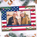 Amerikaanse Flag Patriotic Kerstmis - Aangepaste f Feestdagenkaart<br><div class="desc">Stuur vrolijke kerstgroeten naar vrienden en familie met deze unieke USA American Flag Christmas Kaart - USA American flag design modern rood wit blauw ontwerp met hulst en bessen. Personaliseer met uw favoriete foto en familienaam. Deze patriottische kerstkaart is perfect voor militaire gezinnen, veteranen, patriottische familie kerstkaarten. COPYRIGHT © 2020...</div>