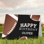 Amerikaanse Football Balls Sports Happy Birthday K Kaart<br><div class="desc">American Football Balls Sports Happy Birthday Card met naam. Football ballen met een Happy jarig verjaardagswens op een zwarte achtergrond. Pas je aan met jouw naam en maak een speciale persoonlijke kaart voor een jongen of meisje die van football houdt.</div>