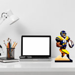 Amerikaanse Football Desk Sculpture Staand Fotobeeldje<br><div class="desc">Amerikaanse Football Desk Sculpture. Afmetingen: 10 inch x 8 inch uiteindelijke afmeting is bij benadering en is afhankelijk van de afkapgrootte van afbeelding gemaakt van gegoten acryl met hoge sterkte. Optisch helder vooraan en hoog glanzend zwart achteraan.</div>