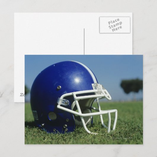 Amerikaanse football helm in gras, close-up briefkaart (Voorkant / Achterkant)