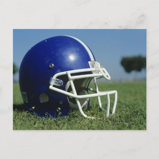 Amerikaanse football helm in gras, close-up briefkaart (Voorkant)