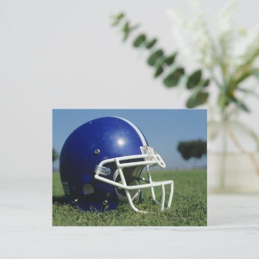Amerikaanse football helm in gras, close-up briefkaart (Staand voorkant)