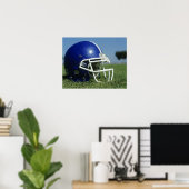 Amerikaanse football helm in gras, close-up poster (Thuiskantoor)