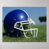 Amerikaanse football helm in gras, close-up poster (Voorkant)