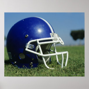 Amerikaanse football helm in gras, close-up poster