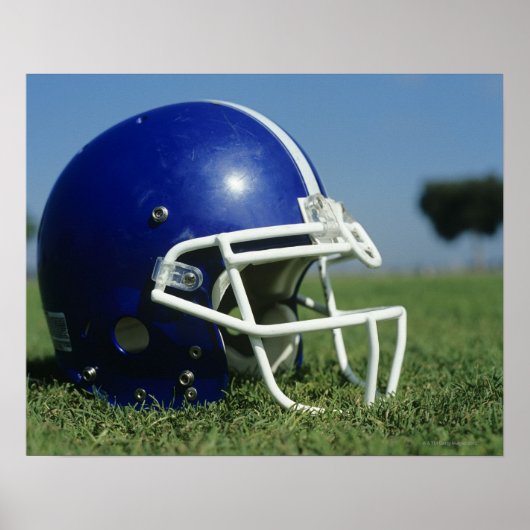 Amerikaanse football helm in gras, close-up poster (Voorkant)