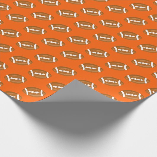 Amerikaanse Footballs op Sinaasappel Cadeaupapier (Hoek)