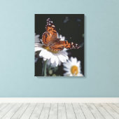 Amerikaanse geschilderde Lady Butterfly op Daisy C Canvas Afdruk (Insitu (Houten vloer))