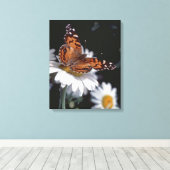 Amerikaanse geschilderde Lady Butterfly op Daisy C Canvas Afdruk (Insitu (Houten vloer))
