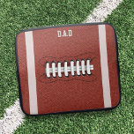 Amerikaanse hoes met een Football-flattop<br><div class="desc">Geschikt voor papa's die van het spel van football houden of iedereen die een laptophoes nodig heeft - voeg gewoon je initialen toe</div>