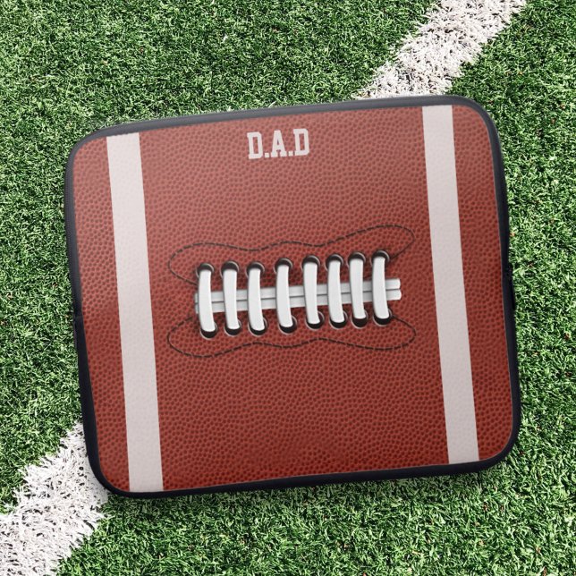 Amerikaanse hoes met een Football-flattop (Add your initials to this American football ball inspired laptop sleeve)