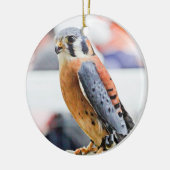 Amerikaanse kestrel keramisch ornament (Links)