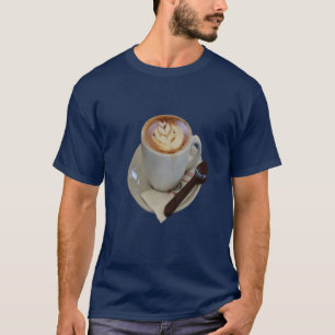Amerikaanse koffie met tulpvormig ontwerp en choco t-shirt