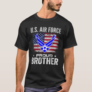 Amerikaanse luchtmacht trotse broer met Amerikaans T-shirt
