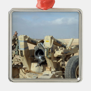 Amerikaanse mariniers maken zich klaar om een heks metalen ornament
